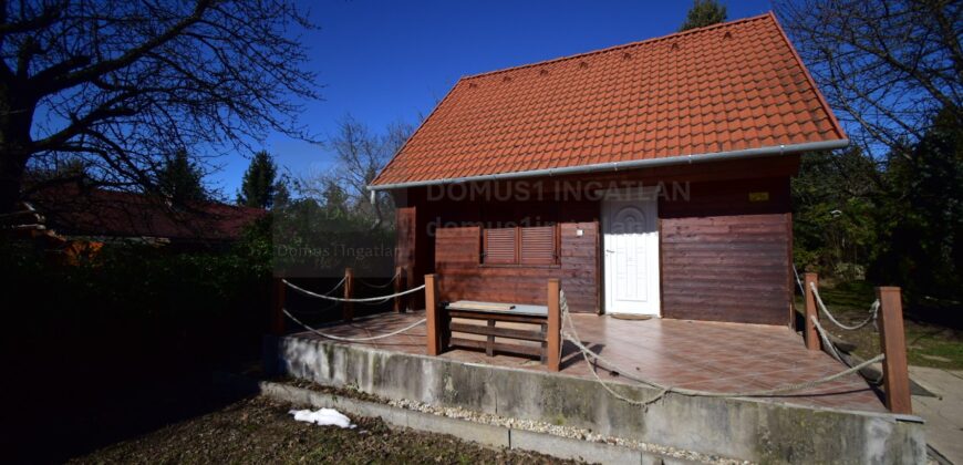 Parkerdei nyugalom, téliesített lakható házikóval