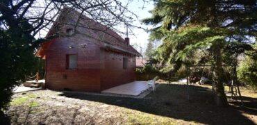 Parkerdei nyugalom, téliesített lakható házikóval