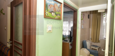 Első emeleti, két szoba hallos, szép állapotú lakás