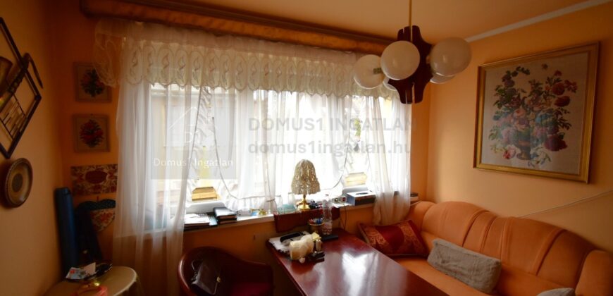 Részben felújított családi ház csendes utcában