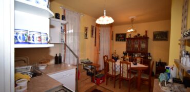 Részben felújított családi ház csendes utcában