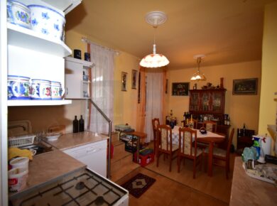 Részben felújított családi ház csendes utcában