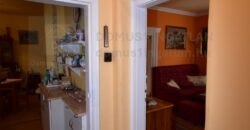 Részben felújított családi ház csendes utcában