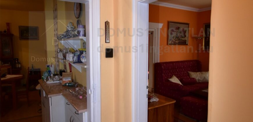 Részben felújított családi ház csendes utcában