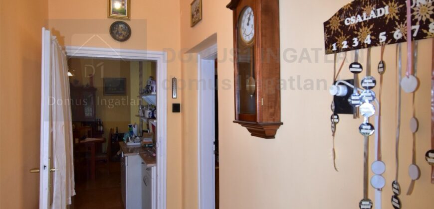 Részben felújított családi ház csendes utcában