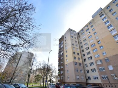 Első emeleti, két szoba hallos, szép állapotú lakás