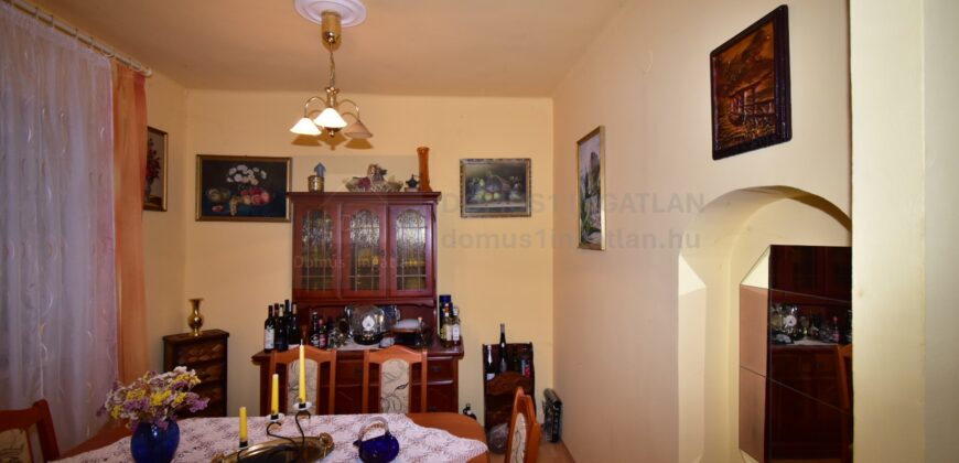 Részben felújított családi ház csendes utcában