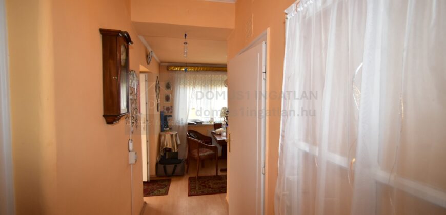 Részben felújított családi ház csendes utcában