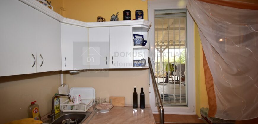 Részben felújított családi ház csendes utcában