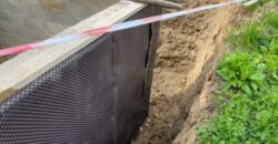 Lakóház az erdő mélyén, gyönyörű környezetben