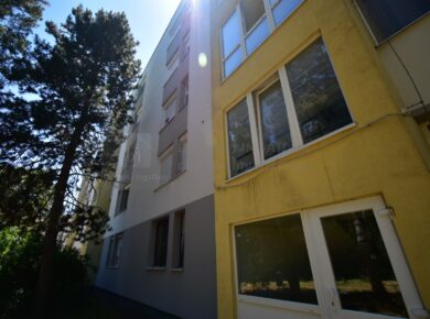 Földszinti lakás forgalomtól mentes, csendes utcában